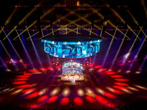 Robe ‘Rides the Rig’ at Houston Rodeo