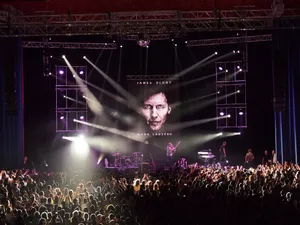 Robe BMFLs Land on the Moon with James Blunt in Mauritius