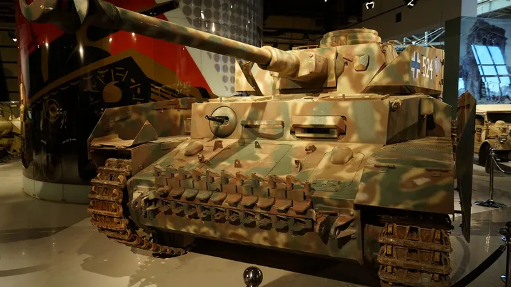robe-royal-tank-museum-jordan-01.jpg
