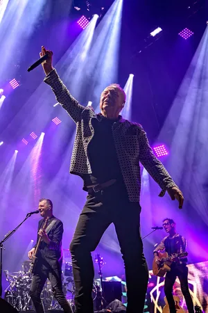 Simple Minds Goes Global with Robe