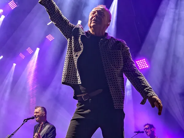 Simple Minds Goes Global with Robe