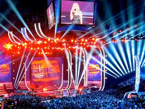 Robe Touches the Stars at 2014 CMT Awards