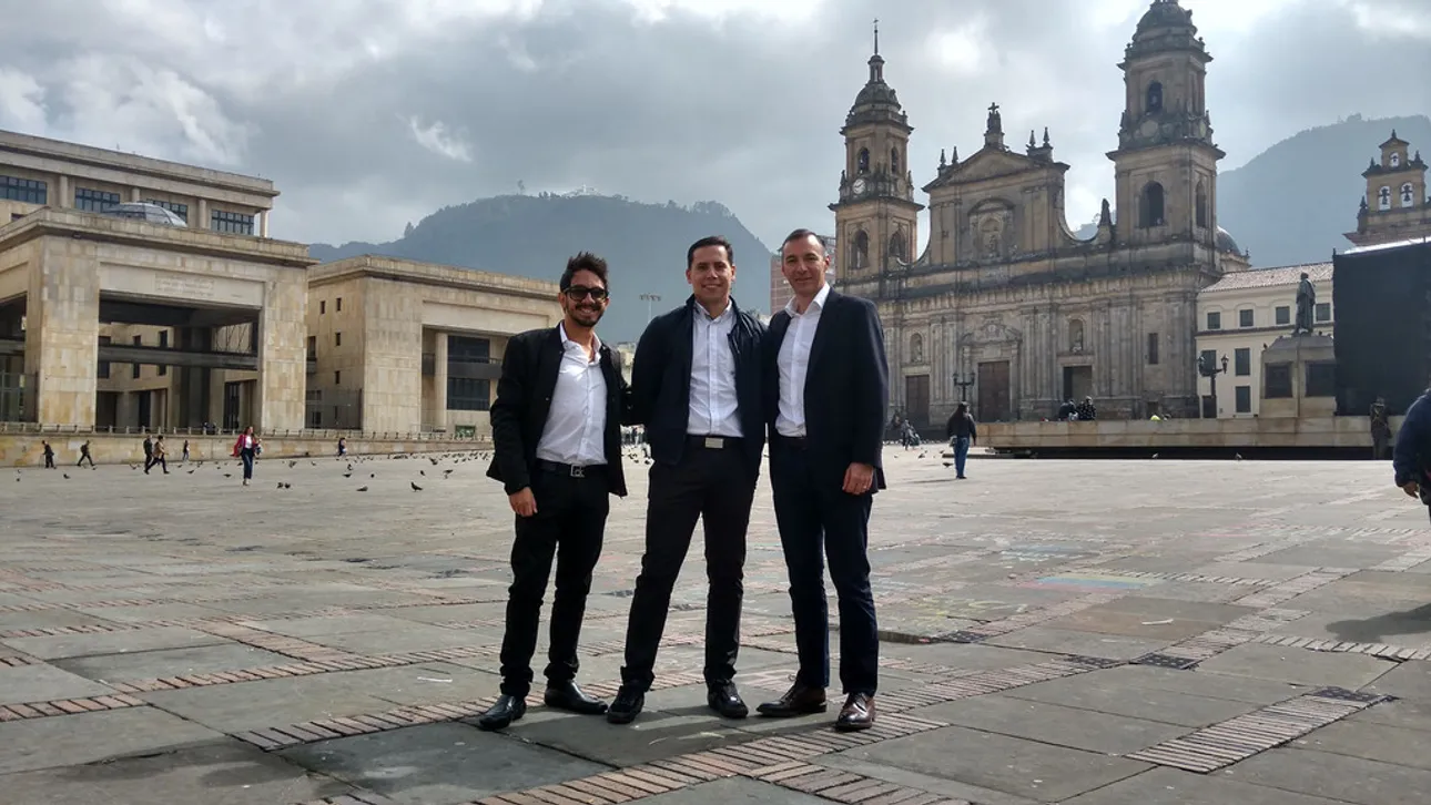 robe-new-colombian-distributor-av-com-01.jpg