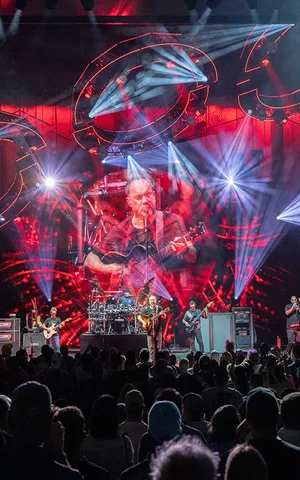 Dave Matthews Band Enjoys a Robe Summer
