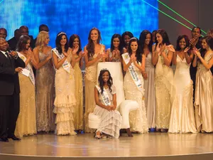 Robe Lights Miss South Africa