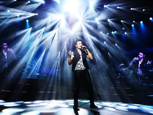 Robe Pointes to Chayanne