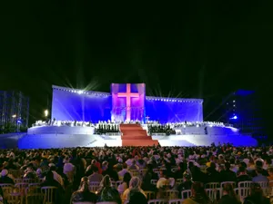 Robe Helps The Pope Enlighten Copacabana