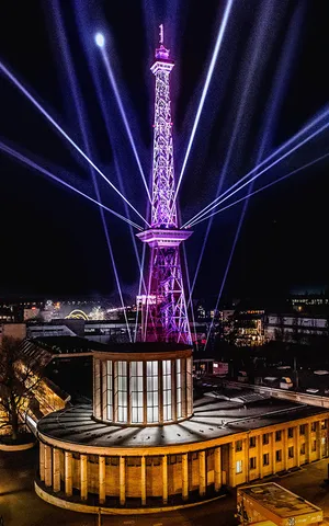 Zum 100 Jahre Jubiläum erstrahlt der Funkturm Berlin mit Robe