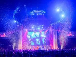 Stars Dance for Robe on Selena Gomez Tour