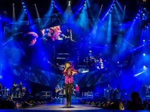 Robe Pointes ‘On Fire’ With the Rolling Stones