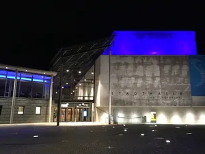 ANOLIS Divine erleuchten den Bühnenturm der Stadthalle Tuttlingen