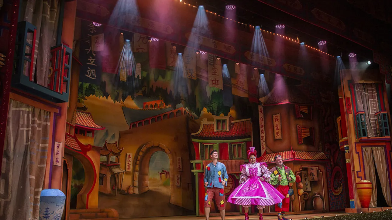 Robe Gets into More Panto Madness