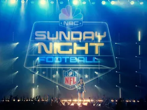 Robe Kicks off NBC’s Sunday Night Football with Carrie Underwood