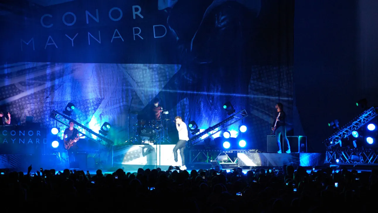 conor-maynard-cant-say-no-to-robe.jpg
