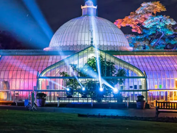 GlasGLOWs in the Dark with Robe i-series Fixtures to beat the Weather