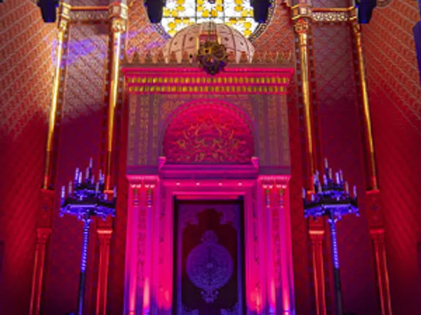 Robe Finds Sanctuary at Rumbach Street Synagogue