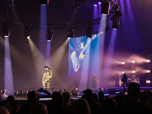 How Robe iBOLTs and WTFs! Shaped the Visual Identity of Lucie’s 40th Anniversary Tour