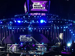 Robe Scores More Pointes at 2013 CMT Awards