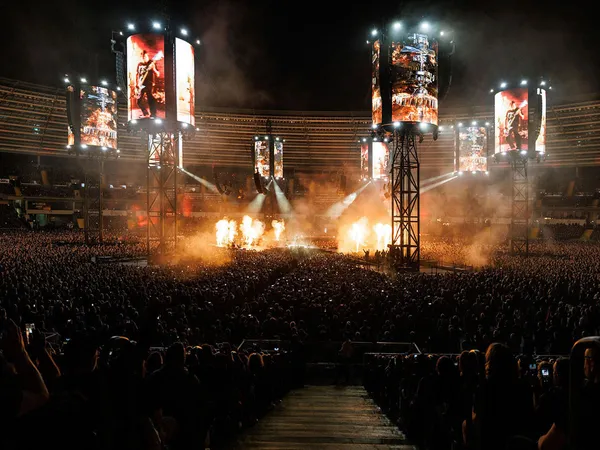Robe Spotlights Metallica’s Incredible M72 2026 Stadium Tour