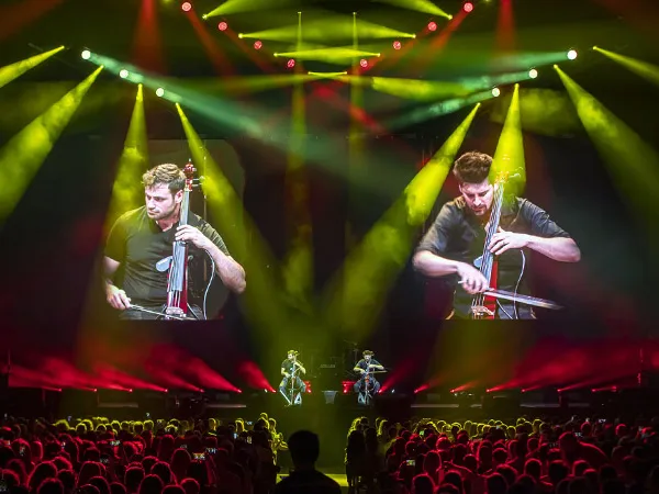 2CELLOS в туре Dedicated